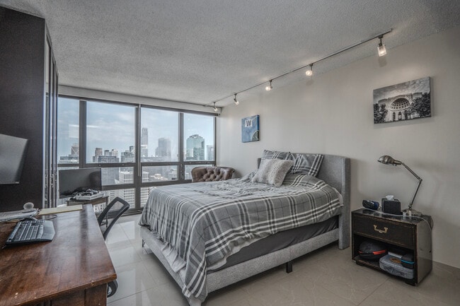 Building Photo - 10 E Ontario St