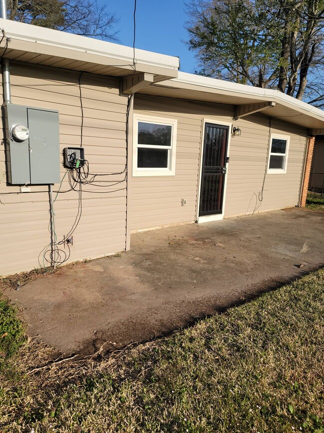 Building Photo - 1104 Bloomfield Dr