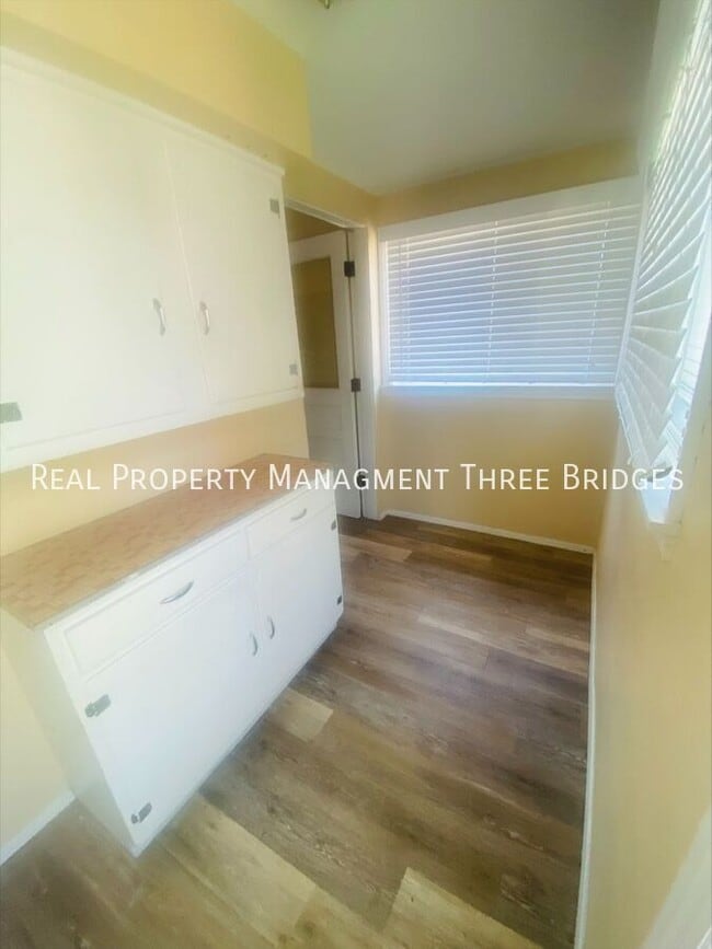 Building Photo - 3208 Dix Ave