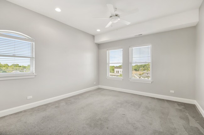 Building Photo - 833 Laurel Ave