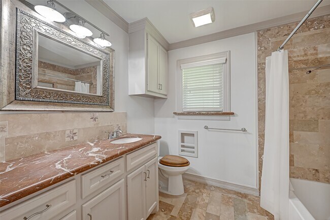 Building Photo - 5611 Briarbend Dr
