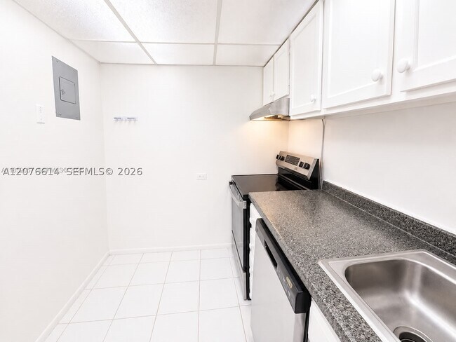 Building Photo - 3660 Inverrary Dr