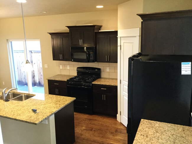 Building Photo - Boise, 3Bd/2.5Bth/2Car, 1743Sqft, Greenbriar Commons Subdivision