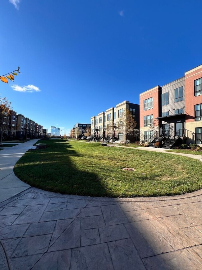 Building Photo - 1265 Lakepointe Dr