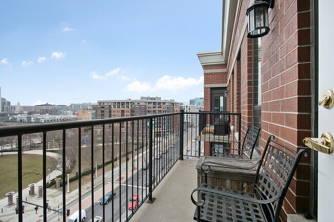 Building Photo - 343 W Old Town Ct