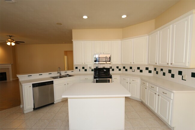 Building Photo - 1611 Maryvale Dr