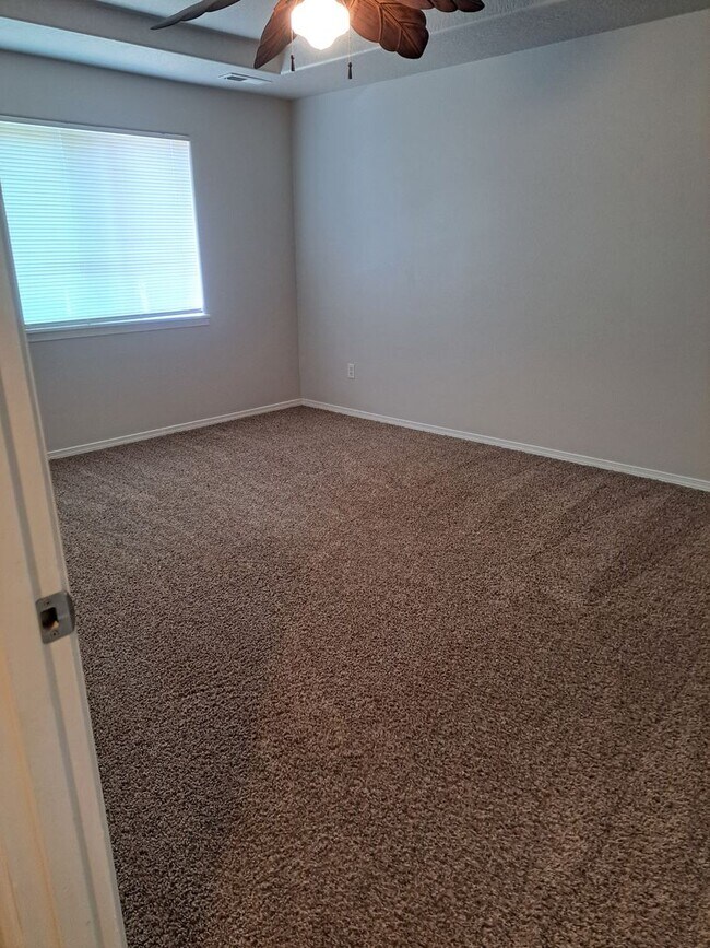 Building Photo - 3 Bedroom Home - Nice back yard -  no applications pending available now !