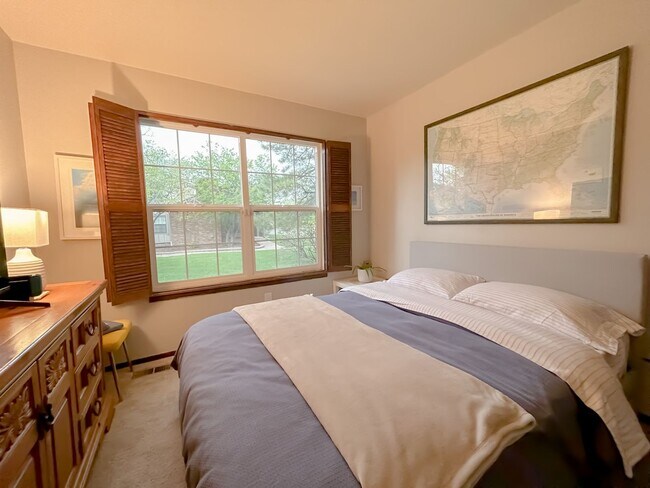 Building Photo - Townhome in the Cherry Creek School District!