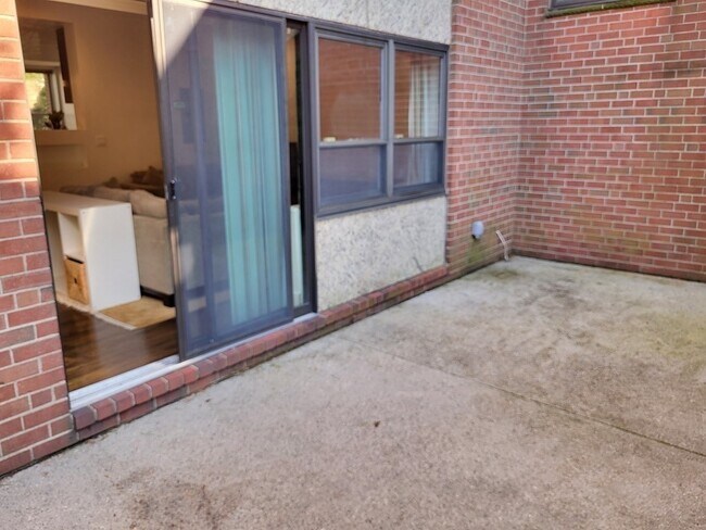 Building Photo - 123 Perkins St