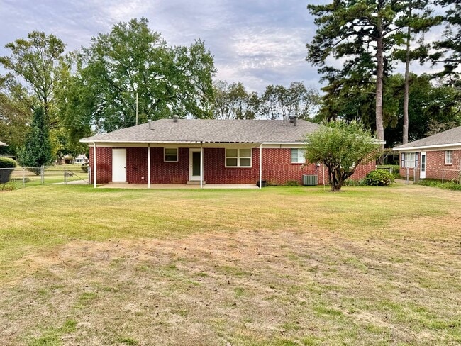 Building Photo - Charming 3 Bedroom / 1 Bath Home with Orig...