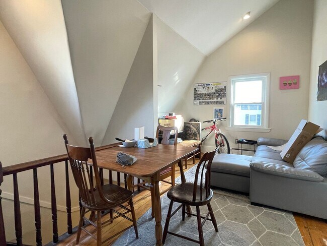 Building Photo - Parker St 3-Bed
