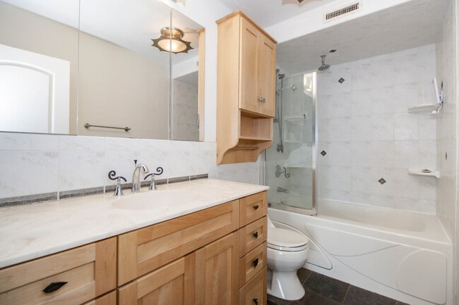 Building Photo - 6007 N Sheridan Rd