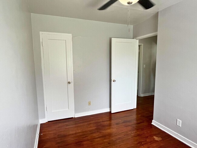 Building Photo - (UNM 355-11)  2 bed/1 bath Apartment