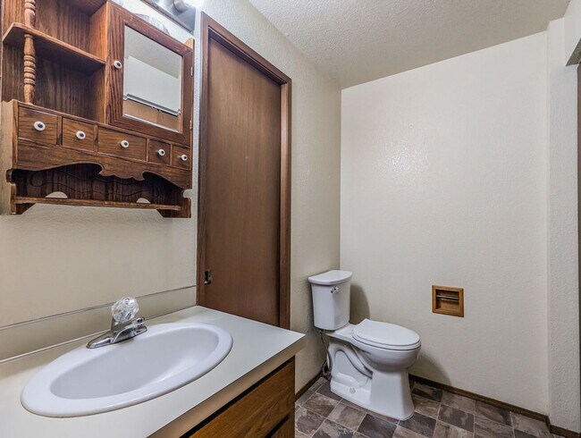 Building Photo - Charming 3 bed, 1.5 bath country rambler i...