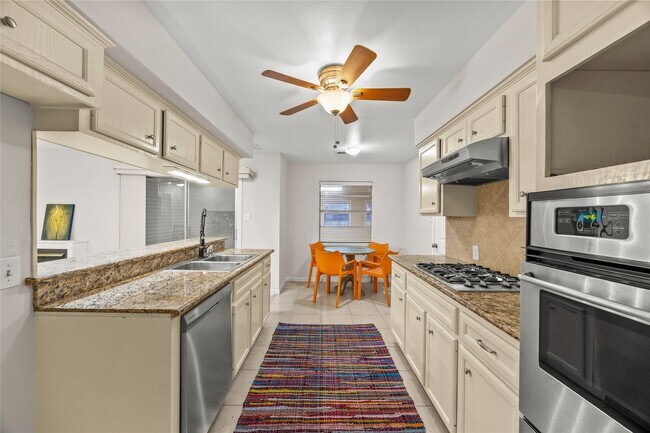 Building Photo - 1607 Buescher Dr