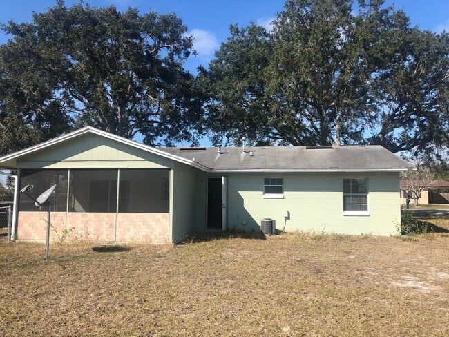 Building Photo - DELTONA LAKES CUTE STARTER HOME