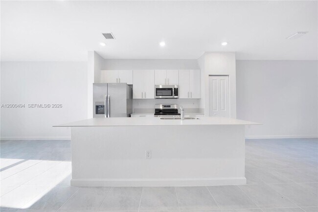 Building Photo - 250 10th Ct