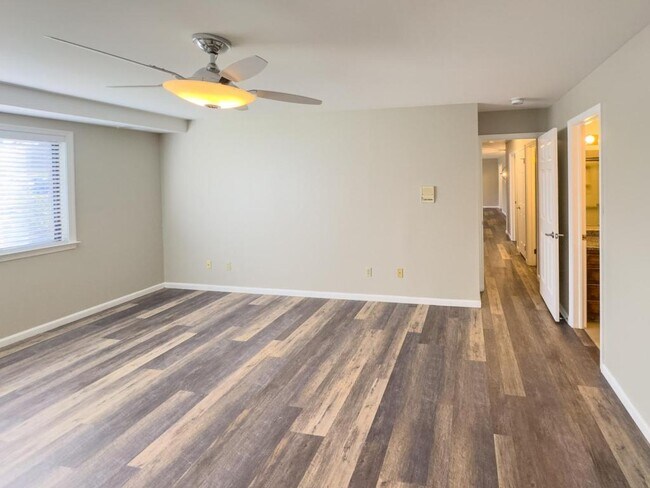 Building Photo - 4549 1/2 Hedgerow Dr