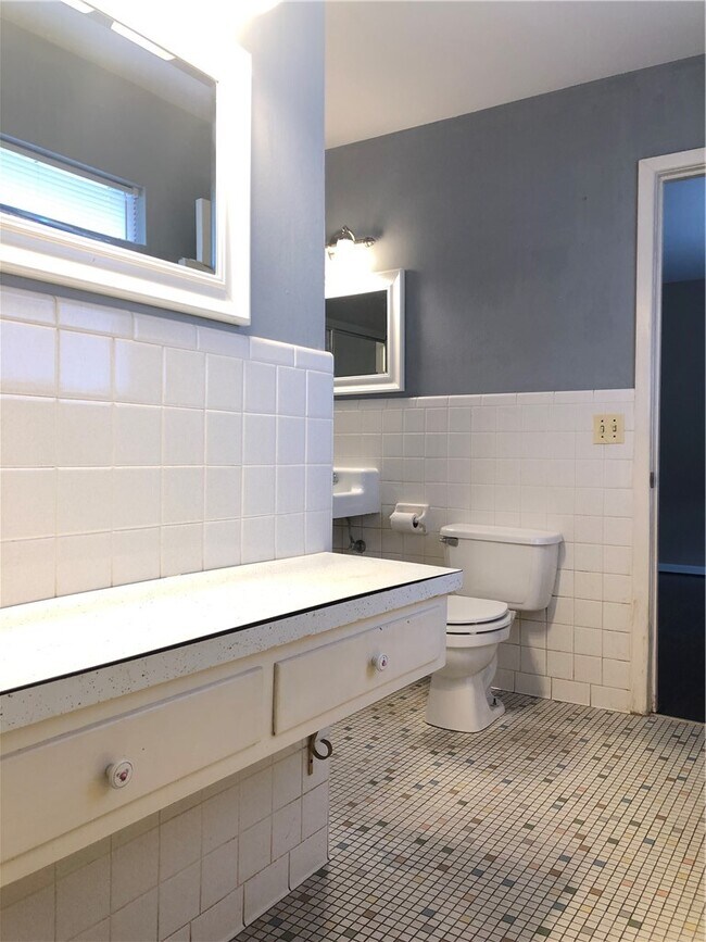 Building Photo - 1601 N Sang Ave