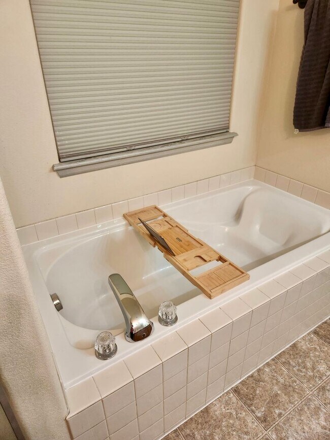 Building Photo - Gorgeous 3 bed/2.5 bath home with 3-CAR TANDEM GARAGE in Painted Sky