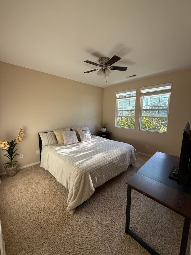 Building Photo - Modern 3 Bed, 3 Bath Living—Style, Comfort...