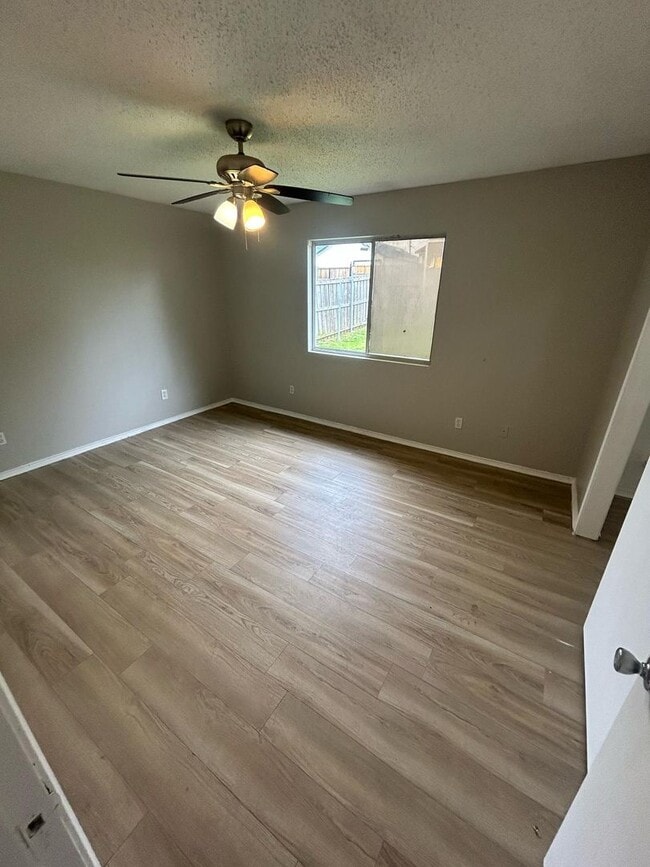 Building Photo - An unbeatable location that offers both convenience and luxury.