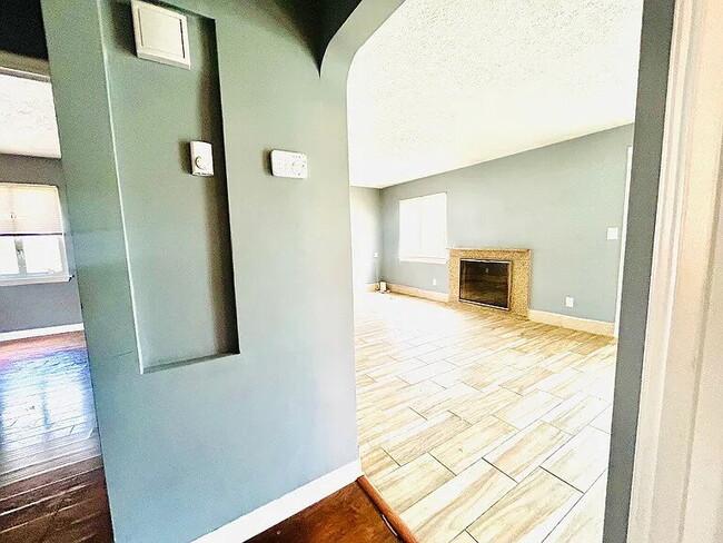 Building Photo - Welcome to this beautiful single-family home in South Euclid, OH.