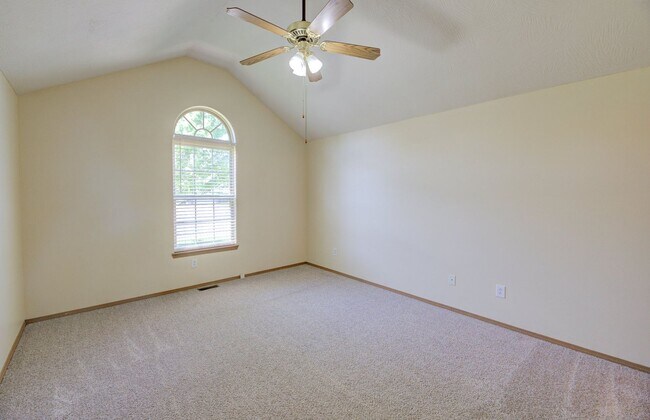 Building Photo - 3 Bedroom in Republic Schools!