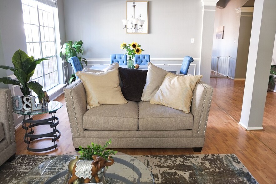 Living & dining - 4622 Forest Home Dr