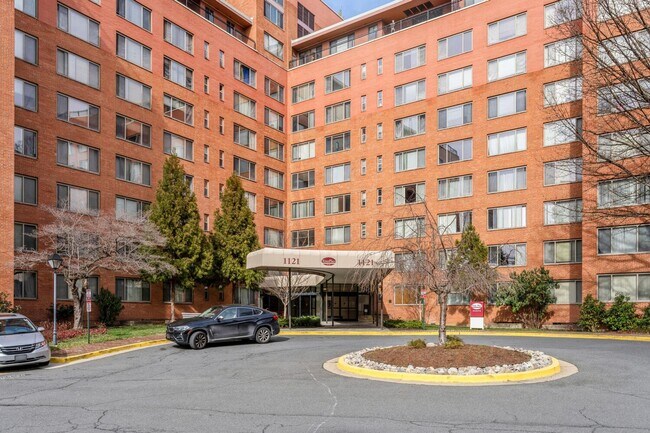 Building Photo - Charming & Bright Studio at River Place North