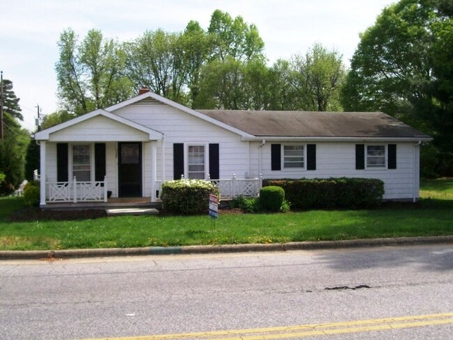 Building Photo - Now Available 3 Bedroom/2 Bath Greensboro ...