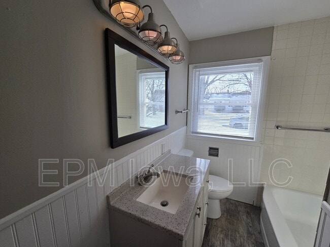 Building Photo - 1147 Bourland Ave