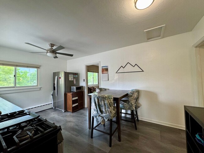 Building Photo - Beautiful 2 Bedroom Ranch Home Furnished o...