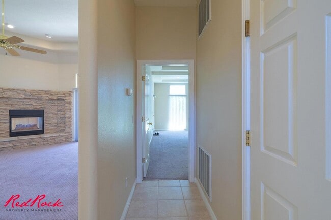 Building Photo - Comfortable 3-bedroom Home. Small Dog Frie...