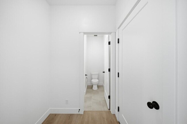 Building Photo - 946 Malibu Dr