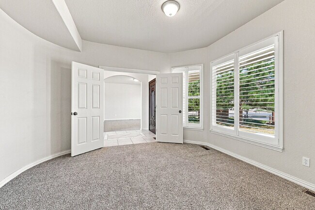 Building Photo - $3,040.95, 6 bed, 4 bath located in Colorado Springs