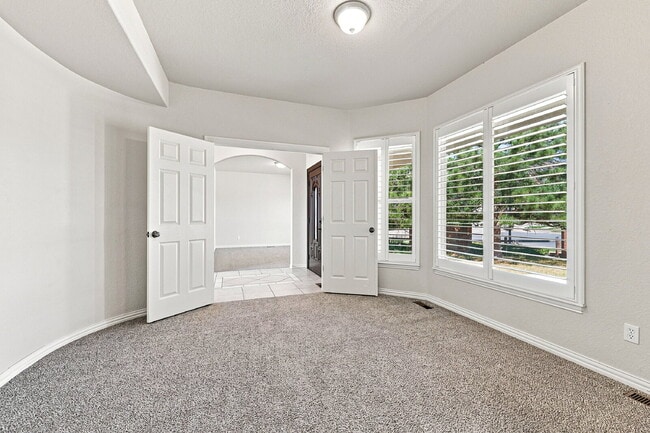 Building Photo - $3,195.95, 6 bed, 4 bath located in Colorado Springs