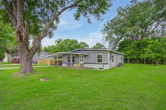 Building Photo - 541 Circle Dr
