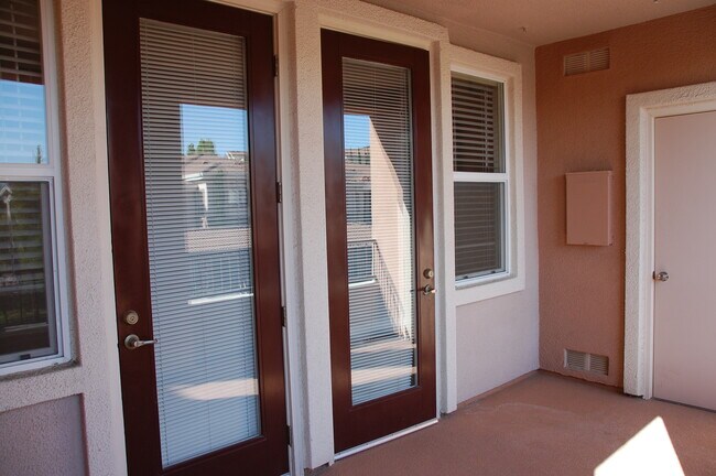 Building Photo - Great Condo in Roseville