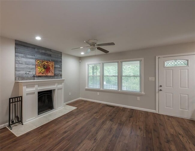 Building Photo - 257 Barfield Ave SW