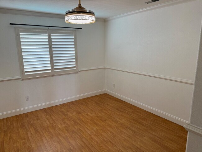 Building Photo - Gorgeous 5 Bedroom, 3 Bathroom Home With a Pool in perfect Tracy Location