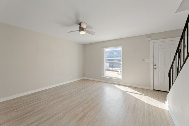 Building Photo - 5005 Manor Rd