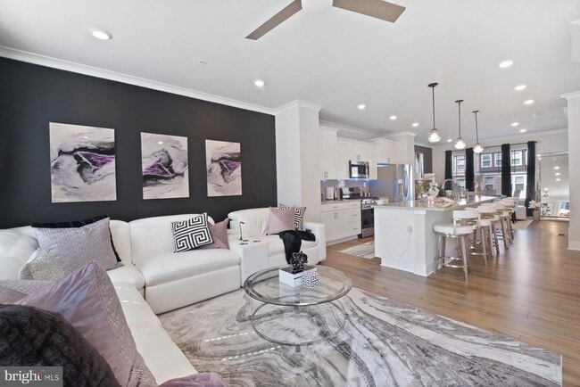 Building Photo - 6960 Farragut Dr