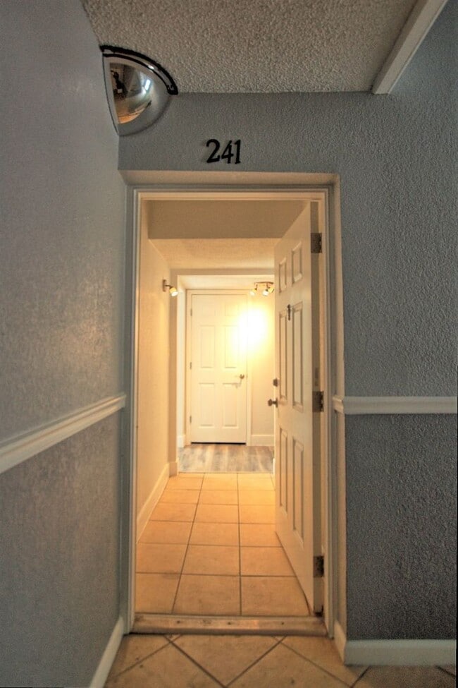 Building Photo - 2/2, 1st floor, fully renovated, Winter Park unit for rent!