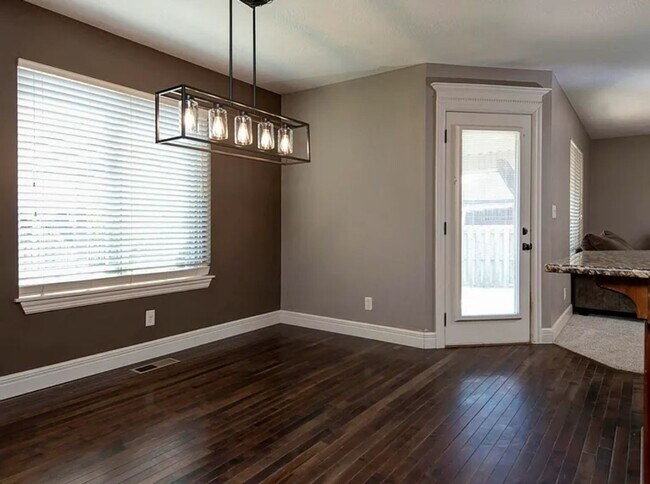 Building Photo - Beautiful 4 bedroom house with privacy fen...