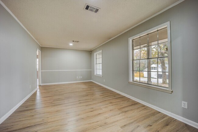 Building Photo - Freshly Updated 3 Bedroom House