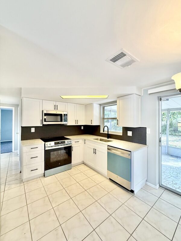 Building Photo - 1300 Classic Dr