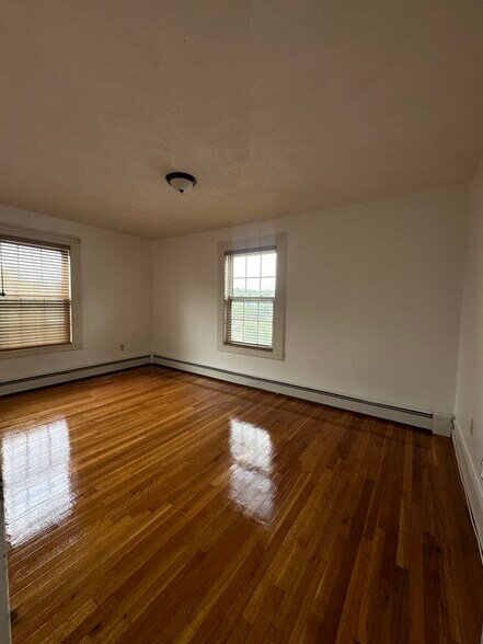 Generous primary bedroom with dedicated closet - 9 Buxton Ct