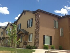 Building Photo - Charming Cedar City Townhome