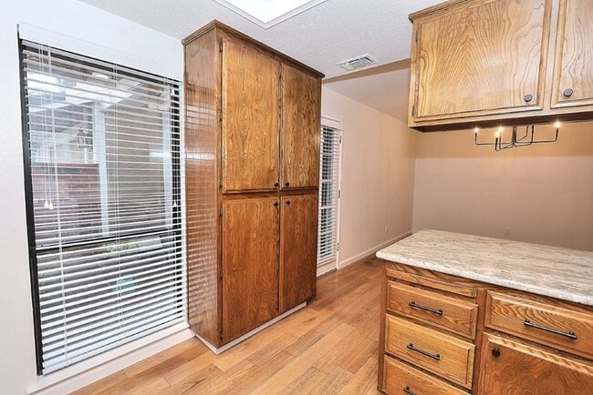 Building Photo - Beautiful corner halfplex available now for rent!